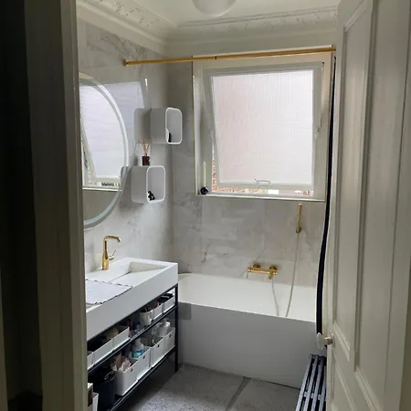 Apartament Vue Tour Eiffel Charme Parisien, 2 Confort Paryż