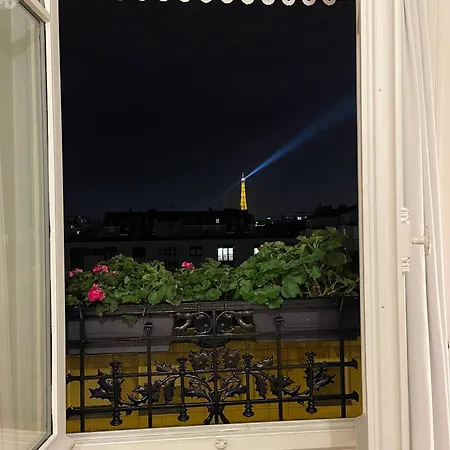 Apartament Vue Tour Eiffel Charme Parisien, 2 Confort Paryż