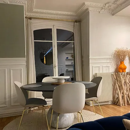 Apartament Vue Tour Eiffel Charme Parisien, 2 Confort Paryż