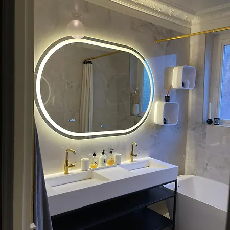 Apartament Vue Tour Eiffel Charme Parisien, 2 Confort Paryż